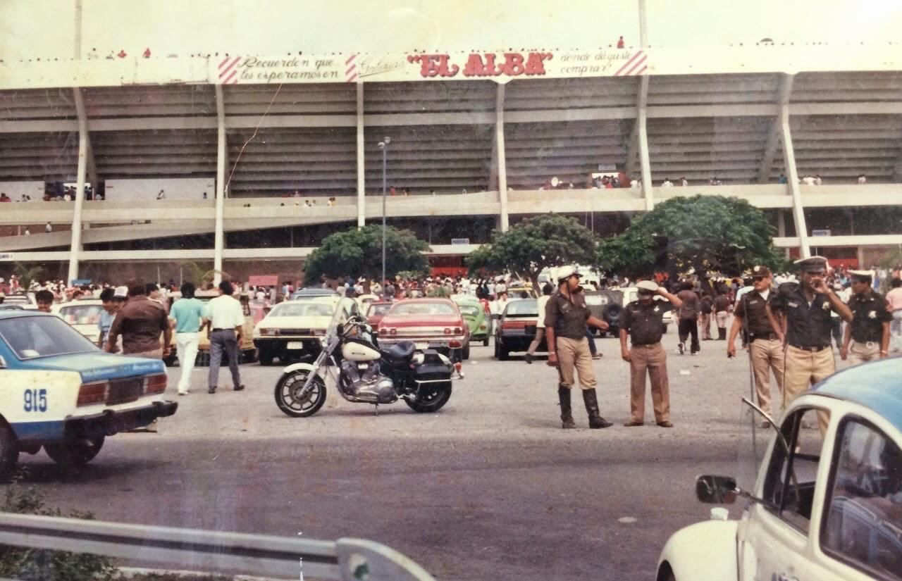 Anuncio de Galerías El Alba en un estadio de Veracruz