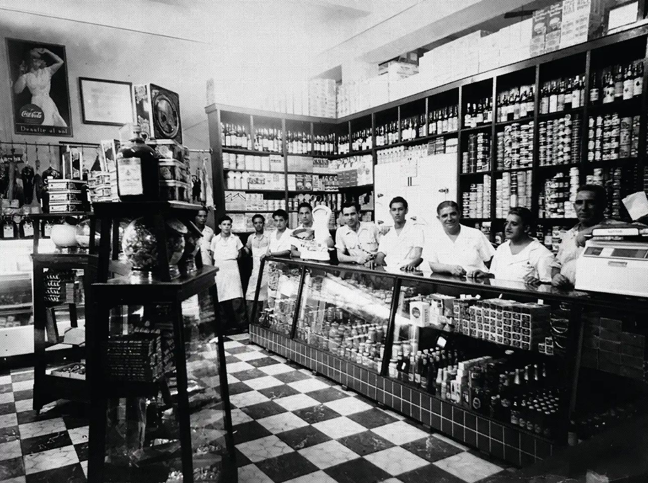 Juan José Venta Corrales y Juan Evangelista Venta Cabranes con el equipo de El Alba detrás del mostrador de la tienda original