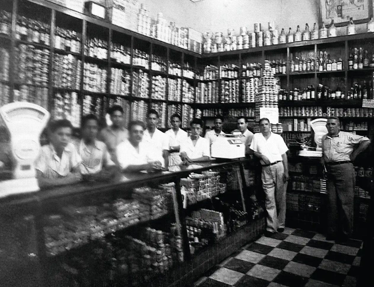 El equipo de El Alba detrás del mostrador de la tienda original
