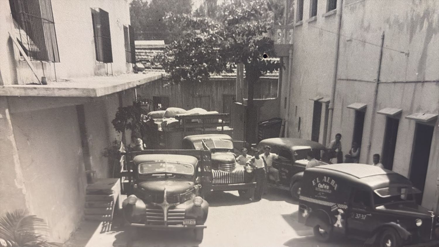 Camionetas de El Alba, Cafés y Ultramarinos, en el patio