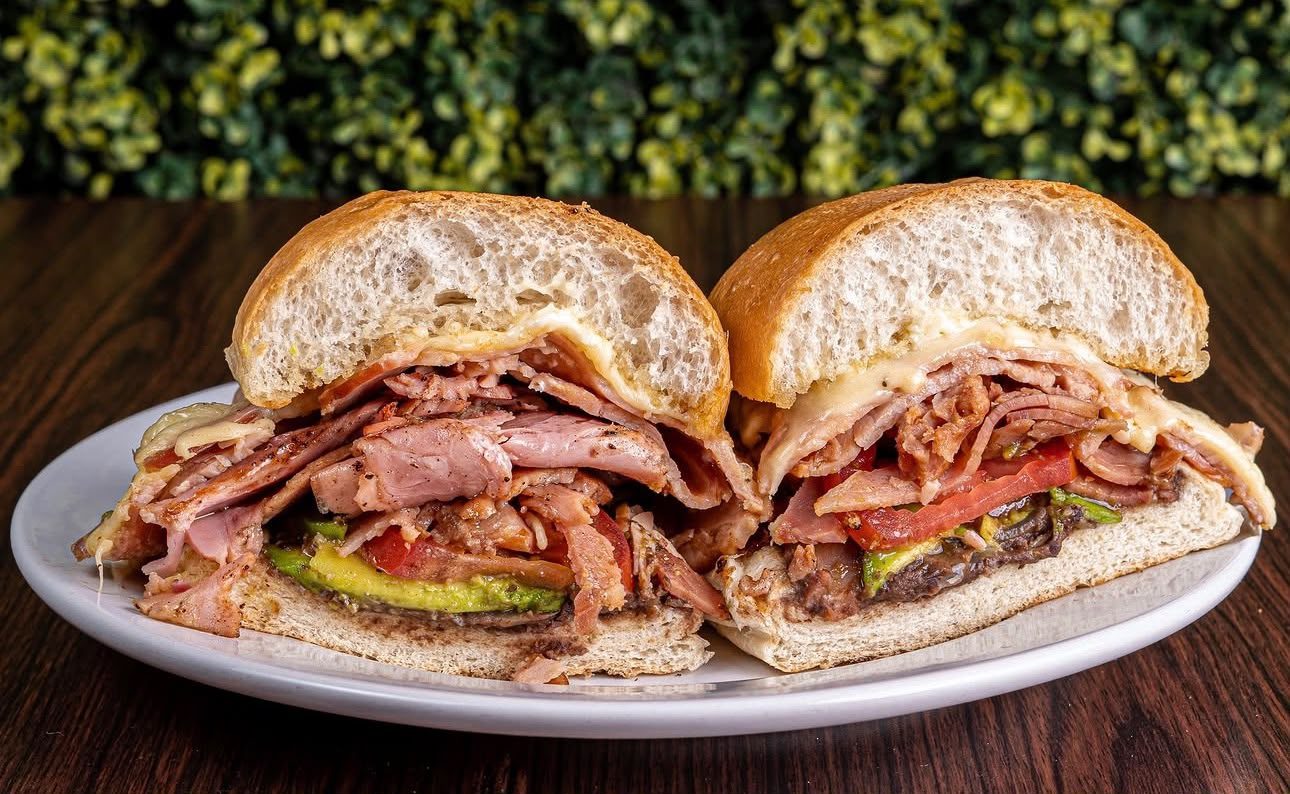Torta El Alba con nuestra pierna envinada, aguacate, tomate y frijoles